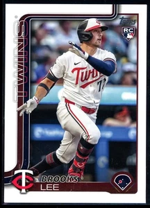 Tarjeta insignia de gran tamaño Brooks Lee 2025 Topps serie 1 #OTC-7 - GEMELOS - RC - Imagen 1 de 2
