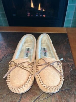 Zapatilla para mujer Minnetonka Cally suela dura imitación abeto 5 M EE. UU. NOS Foto 1 de 4