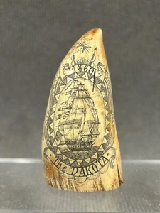 Diente sintético náutico Scrimshaw cachalote "THE DAKOTA - NANTUCKET" - Imagen 1 de 5