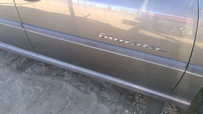 Chevy Impala 2000-2005 pasajero delantero derecho moldura de puerta OEM bronce 76u Foto 1 de 4