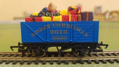 Hornby R6604 7-plank wagon Christmas 2012 with present load, blue, (Last one) - Image 1 of 4
