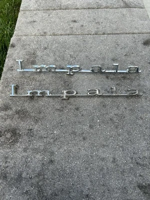 Conjunto de 2 emblemas Chevrolet Impala 1966 # 7674544. Não do mesmo fabricante - Imagem 1 de 4