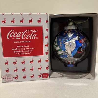 Coca-Cola 2003 adorno de bola de vidrio azul "Un patín genial" oso polar patinaje sobre hielo  Foto 1 de 4
