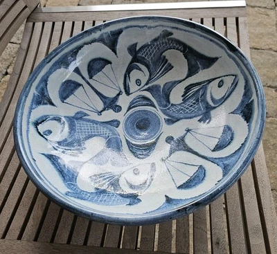 Cuenco de loza mayólica esmaltada en estaño Pat Birks grande 12 pulgadas pescado y escamas firmado Foto 1 de 4