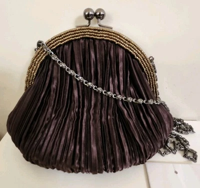 NUEVO Bolso sin asas/bolso de hombro Carlo Fellini marrón de noche plisado satinado con marco de cuentas Foto 1 de 4