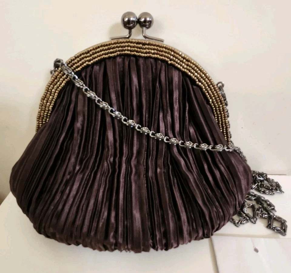 NUEVO Bolso sin asas/bolso de hombro Carlo Fellini marrón de noche plisado satinado con marco de cuentas Foto 1 de 4