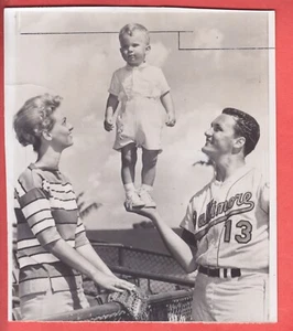 1963  BALTIMORE ORIOLES  GLOSSY   TYPE 1    STEVE BARBER  +  FAMILY   CIRCUS ACT - Picture 1 of 2
