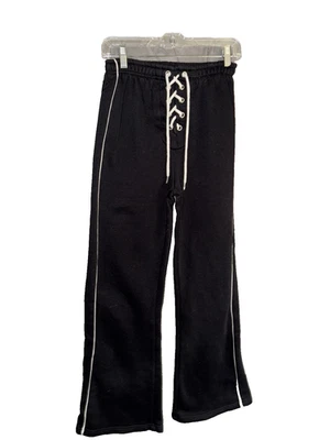 Pantalones deportivos PRETTYLITTLETHING para mujer talla pequeña pierna acampanada negros PILLING Foto 1 de 4