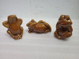 Ranas de cerámica vintage 3 estatuillas relajantes esmalte marrón estante niñera mesa decoración - Imagen 1 de 10