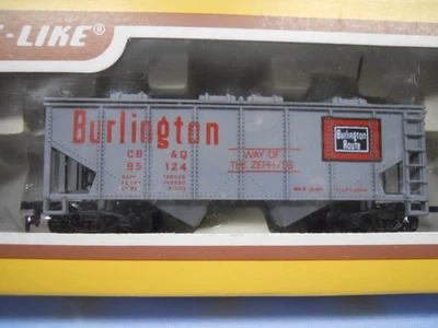 Life-Like HO Scale Burlington Covered Cement Hopper Model Train Car #8513 w/ Box - Image 1 of 4