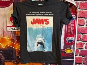 Camiseta Tiburón La Película Unisex Gris Con Gráfico Multicolor Talla Grande - Imagen 1 de 5