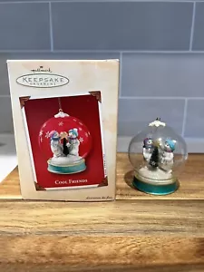Adorno Hallmark Keepsake 2002 - globo de nieve Cool Friends - Imagen 1 de 9