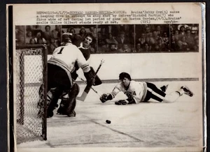 Bobby Orr Gilles Gilbert Rick Martin 1975 Press Photo Sabres Boston Bruins - Picture 1 of 2