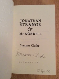 Arc Autografato Susanna Clarke Jonathan Strange & Mr Norrell Datato + Pic - Picture 1 of 11