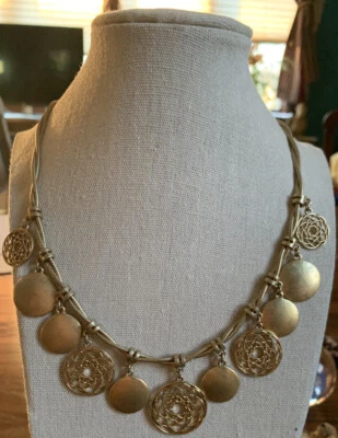 Colar Axcess (Liz Claiborne) discos de cetim tom dourado apanhadores de sonhos - Imagem 1 de 4