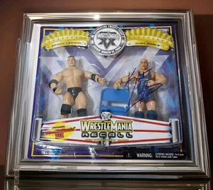 WWE 2004 Jakks Wrestlemania XX Recall 2 Pack: Brock Lesnar vs Kurt Angle FIRMATO - Foto 1 di 12