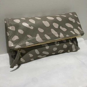 Clare V Vivier borsa pochette pieghevole in pelle grigia stampa animalier ottime condizioni prezzo consigliato £ 210 - Foto 1 di 7