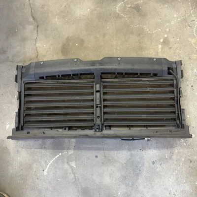 Chevrolet Tahoe Suburban 2021 2022 2023 2024 rejilla obturador de aire OEM 84816827 Foto 1 de 4