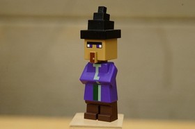 LEGO Minifigure Minecraft Witch from set 21133 min046 Purple Plain Black Hat