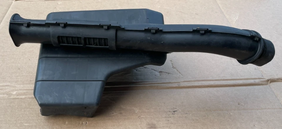 Resonador de admisión de aire Toyota Prius V 2012-2017 17750-37070 OEM Foto 1 de 3