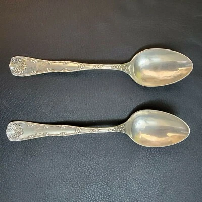 Juego de 2 cucharaditas Tiffany & Co. de plata esterlina borde ondulado 1884 con monograma 1899 Foto 1 de 4