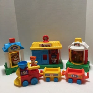 Fisher Price Little People Pop n Surprise Zug - Hundehütte - Pferdestall & Bahnhof  - Bild 1 von 12