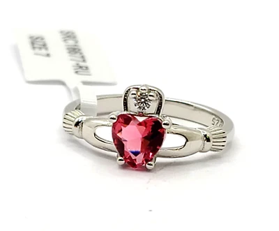 Anillo de compromiso irlandés Claddagh rubí rosa creado en laboratorio de 1,1 quilates enchapado en oro blanco de 14 quilates Foto 1 de 4