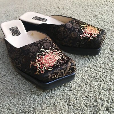 Zueco/tobogán para mujer Salpy hecho a mano talla 8 brocado negro con flor roja Foto 1 de 4