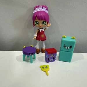 Shopkins Happy Places MOUSY HANGOUT QUEENIE HEARTS Mini Doll W/ 4 Petkins Figure - Picture 1 of 8