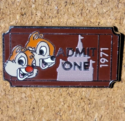 Prendedor misterioso de Walt Disney World Chip & Dale 2011 Admit One 1971 Foto 1 de 3