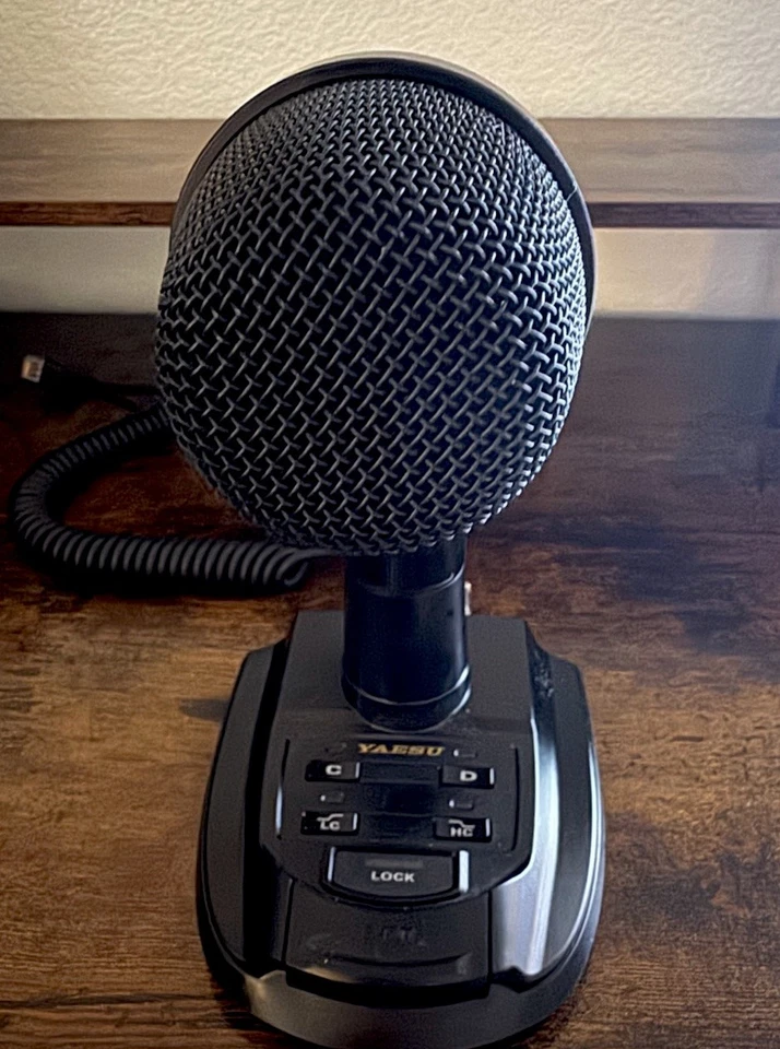 Micrófono de escritorio de doble elemento M-100 yardas nunca hablado. Foto 1 de 4
