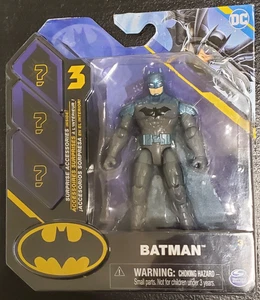 Figura de Acción Spin Master Batman 3.75" DC Comics 2022 3 Accesorios Sorpresa NUEVO - Imagen 1 de 4