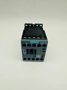 Siemens Contractor 3RH2122-1AK60 Relay 110/120V Coil 50/60Hz 3Ph 600VA - Picture 1 of 5