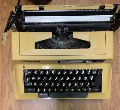 Máquina de escribir portátil eléctrica Smith-Corona Sterling con estuche de cuero Foto 1 de 4