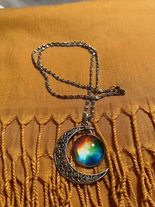 Halskette abnehmender Mond farbige Wolken filagran Silber LGBTQ heidnisch Karabinerverschluss - Bild 1 von 3