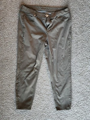 Pantalones cortos ajustados Maurice's verde oliva talla 16 Foto 1 de 4