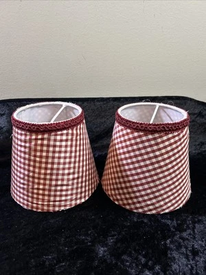 PANTALLA DE LÁMPARA CONO A CUADROS BORGOÑA Y BLANCO con borde en la parte superior - Clip On (5" de alto) Foto 1 de 3