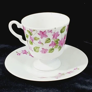 Taza de té y platillo de porcelana de hueso de la década de 1980 violetas flores base con patas Shabby Chic - Imagen 1 de 6