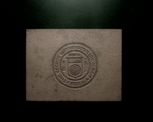 ALTES TABAKLEDER PREMIUM "THE GEORGE WASHINGTON UNIVERSITY 1821 " - Bild 1 von 2