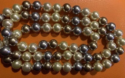 Wunderschöne Perlenkette, Gold-weiß bläulich getönt .70 cm 90 Gr. - Bild 1 von 4