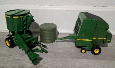 Mezclador de granos ERTL John Deere y empacadora de heno 1/16 567 con paca de heno juguetes de granja Foto 1 de 4