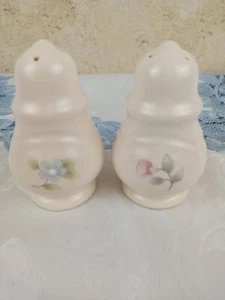 Pfaltzgraff USA Tea Rose Salt & Pepper Shakers Set Pink Blue Cream No Plugs 4" - Picture 1 of 11