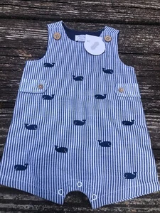 Neu mit Etikett Mud Pie Jungen blau weiß Seersucker Walstrampler Größe 3-6 Monate - Bild 1 von 4