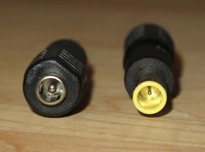 Adaptador de barril de CC - 5,5 mm x 2,1 mm hembra a 7,9 mm macho con enchufe de pasador en el interior - Imagen 1 de 2