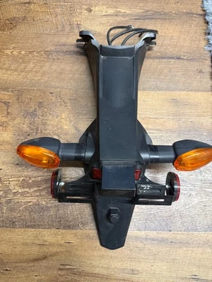 Soporte de montaje de etiqueta de matrícula Suzuki GSXR1000 17-25 OEM señales de giro Foto 1 de 4