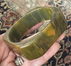 WIDE THICK CHUNKY SQUARED OFF GREEN MARBLED BAKELITE BANGLE BRACELET VINTAGE - Picture 1 of 8