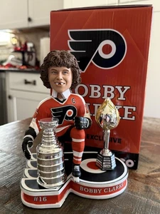 Bobblehead BOBBY CLARKE Philadelphia Flyers NHL Stanley Cup & Hart Trophies ¡NUEVO EN CAJA! - Imagen 1 de 2