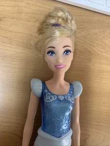Muñeca Barbie Princesa Cenicienta 2022 Mattel Disney Top of Dress es de plástico duro - Imagen 1 de 5