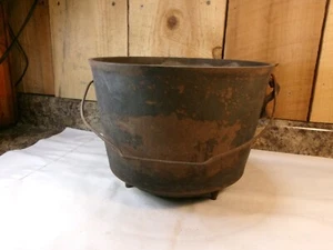 Antiker Tormarke Gusseisen 3 Bein Bohnentopf Cowboy Wasserkocher mit Bügelgriff - Bild 1 von 6