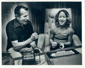 1983 Press Photo Gorham Father & Daughter Play Bingo Math on Computer 1980s - Picture 1 of 2